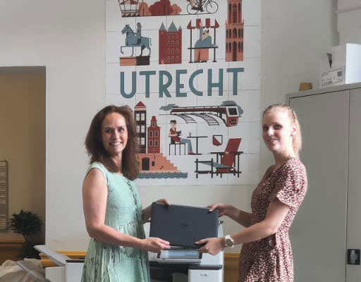 Visma PinkWeb doneert laptops via Jeugdeducatiefonds aan de Taalschool Utrecht