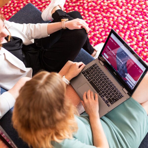 Twee vrouwen kijken naar de website van accountancyplatform Visma PinkWeb